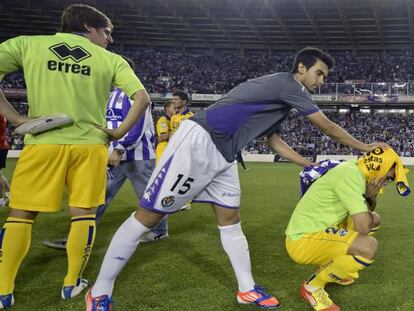 Un jugador del Valladolid consuela a otro del Alcorcón en Zorrilla.