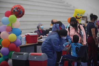 Aplicación de la vacuna contra Coronavirus Sinovac a un niño en Cuenca, Ecuador