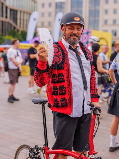 Asturiano, pero vecino de París, Miguel Ángel Nené Blanco también viajó para el BWC. “La Brompton es práctica, más rápida que el metro, puedes entrar en todas partes. Sí que vale dinero, pero no tiene comparación, es la mejor bici plegable”, dice vestido de torero para la ocasión.