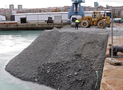 Dimensiones que alcanzaba ayer en el muelle de Areal el escombro fino que producen las tuneladoras y que ha sido volcado a la ría.