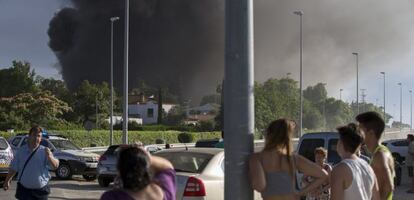 Las dos urbanizaciones m&aacute;s cercanas a la f&aacute;brica de aceite del Grupo Ybarra en Dos Hermanas (Sevilla) han sido desalojadas como consecuencia del incendio.