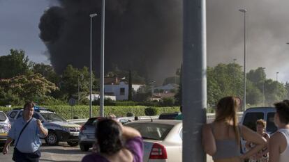 Las dos urbanizaciones más cercanas a la fábrica de aceite del Grupo Ybarra en Dos Hermanas (Sevilla) han sido desalojadas como consecuencia del incendio.