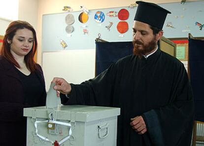 Un sacerdote ortodoxo grecochipriota depositaba ayer su voto en Deftera, cerca de Nicosia.
