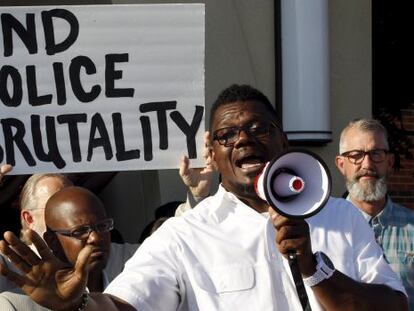 Manifestantes em McKinney, na segunda-feira, contra a “brutalidade policial”.