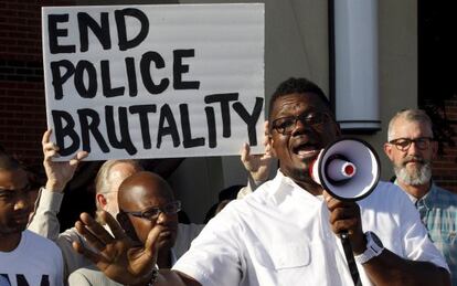 Manifestantes en McKinney, el lunes, contra la "brutalidad policial".