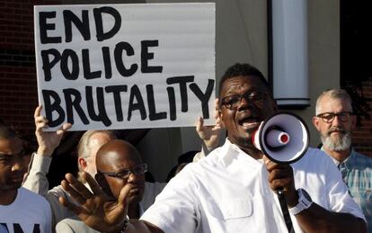 Manifestants a McKinney, dilluns, contra la "brutalitat policial".