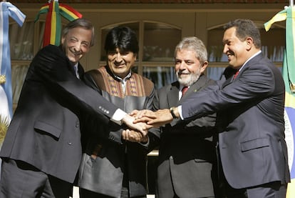 El presidente argentino, Néstor Kirchner, junto a los presidentes de Bolivia, Evo Morales, de Brasil,  Luiz Inacio Lula da Silva y de Venezuela, Hugo Chávez, durante una cumbre celebrada en Puerto Iguazu, Argentina, en mayo de 2006.