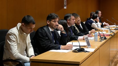 El principal acusado, Diego Moaña, y su abogado, Luis Salgado, durante la primera sesión del juicio por el asesinato de Samuel Luiz en la Audiencia Provincial de A Coruña.