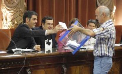 El alcalde de San Sebastián, Eneko Goia, deposita su voto junto al cabeza de lista del PSE, Ernesto Gasco.