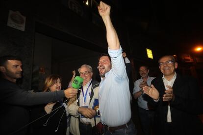 El candidato del PP de elche, Pablo Ruz, en la noche electoral, tras conocer los resultados.