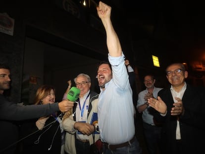 El candidato del PP de elche, Pablo Ruz, en la noche electoral, tras conocer los resultados.