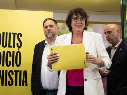 La cabeza de lista Diana Riba (c), comparece junto a Oriol Junqueras y Tomás Molina (al fondo) en Barcelona para valorar los resultados electorales.