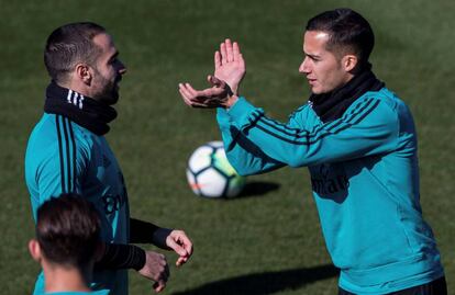 Lucas V&aacute;zquez (D) bromea con Carvajal en el entrenamiento de este lunes. 