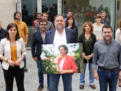 El presidente de ERC, Oriol Junqueras, con una foto de Marta Rovira, junto al presidente catalán, Pere Aragonès (derecha), y otros miembros de la formación, en la presentación de su candidatura a la ejecutiva del partido, el día 16 en Barcelona.