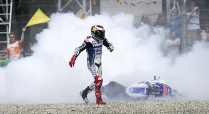 Jorge Lorenzo, tras sufrir la caída con Bautista.