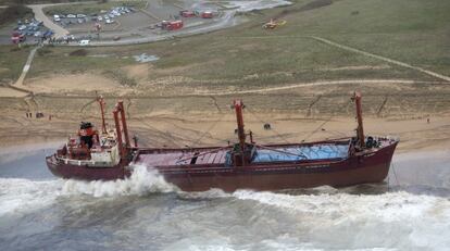 El carguero 'TK Bremen', tras encallar en la playa de Erdeven.