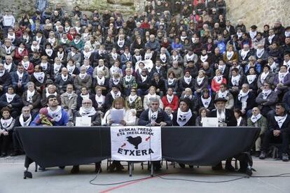 Momento de la rueda de prensa convocada por Etxerat para denunciar la detención de abogados del entorno de ETA.