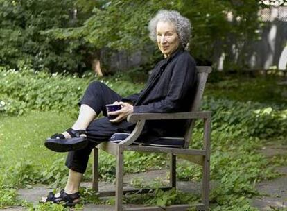 Margaret Atwood, en el jardín de su casa en Toronto, después de anunciarse la concesión del Premio Príncipe de Asturias de las Letras.