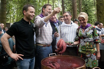 Mariano Rajoy y el alcalde de O Carballiño, Argimiro Marnotes (con pañuelo blanco), ayer en la fiesta del pulpo.