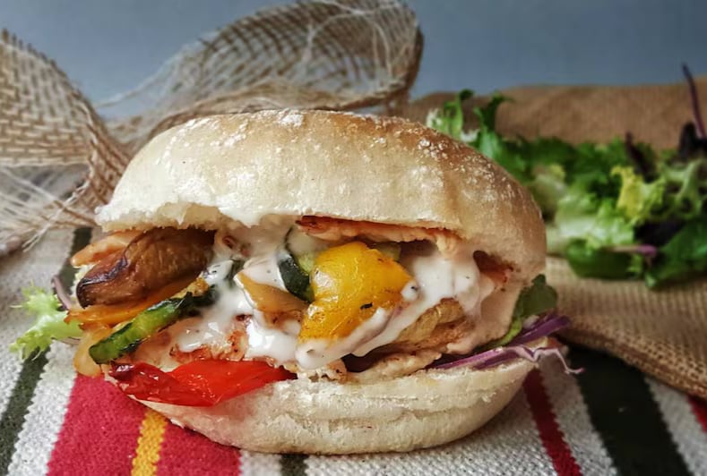 A nuestra salsa barbacoa le añadimos yogur