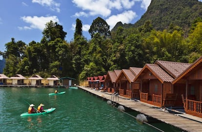 Cabañas flotantes en el lago Cheow Lan, en Tailandia.