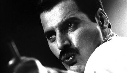 Freddie Mercury cantante del grupo Queen durante una actuación en Madrid.