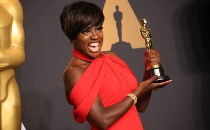 La actriz Viola Davis posa con su Oscar por 'Fences', en 2017.