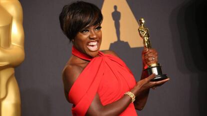 A atriz Viola Davis posa com seu Oscar por ‘Um limite entre nós’, em 2017.