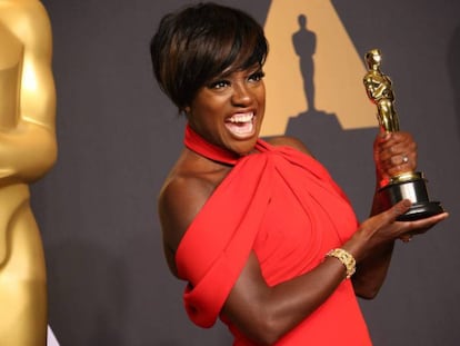 A atriz Viola Davis posa com seu Oscar por ‘Um limite entre nós’, em 2017.