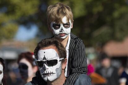 Un padre con su hijo en la cabalgata de Halloween en Oklahoma.