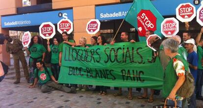 Los activistas de la PAH, este jueves en Girona.