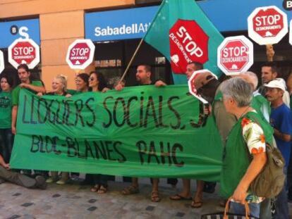 Los activistas de la PAH, este jueves en Girona.