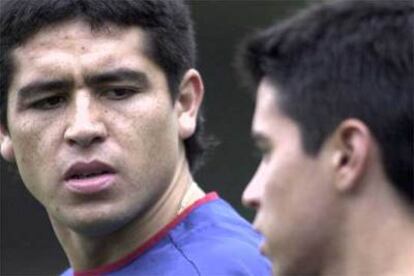 Riquelme y Saviola se entrenan con el Barcelona en 2002.