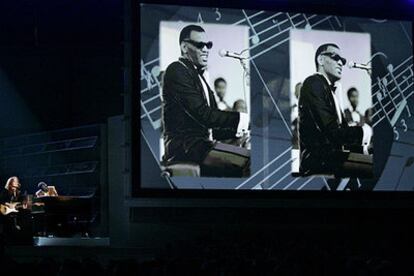 Bonnie Raitt y Billy Preston interpretan <i>Do I ever cross your mind</i><b> en homenaje a</b> Ray Charles durante la 47ª gala de los premios Grammy.