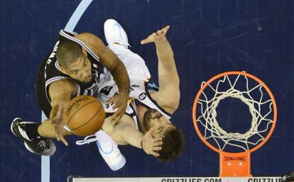 Tim Duncan lanza ante Marc Gasol.