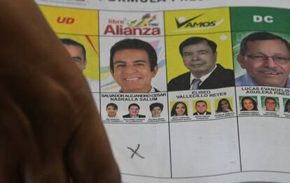 Miembros del TSE recuentan los votos en Tegucigalpa