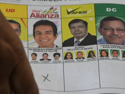Miembros del TSE recuentan los votos en Tegucigalpa