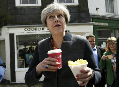 Theresa May durante un paseo por Mevagissey, en una parada de su campaña electoral por el condado de Cornualles, el 2 de mayo de 2017.  