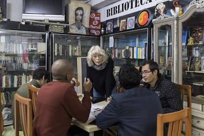 Una voluntària de La Casa de Cádiz, amb els refugiats.