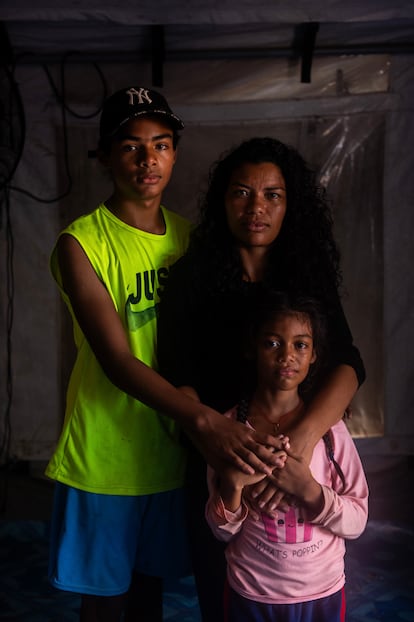 Dayana Colina (34 años), con sus hijos Luis Deiver Matute (12) y Luzdary Matute (8), que vienen de Venezuela.