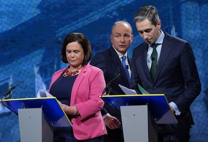 El líder del Fianna Fail, Michéal Martin (en el centro), el primer ministro de Irlanda, Simon Harris, a la derecha, y la líder del Sinn Féin, Mary Lou McDonald