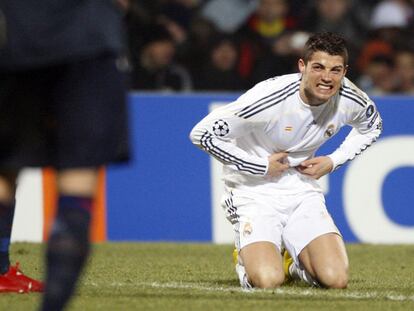 Cristiano Ronaldo se duele de un golpe en el césped.