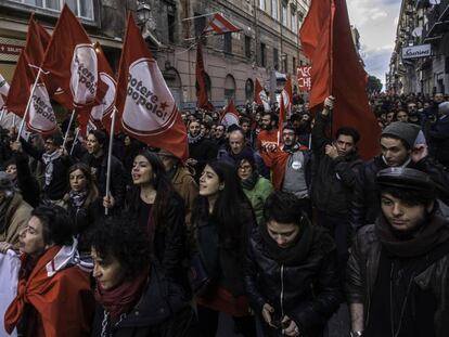 Cientos de seguidores de la coalici&oacute;n que re&uacute;ne a formaciones comunistas se manifiestan en Palermo contra el fascismo, el pasado 24 de febrero.