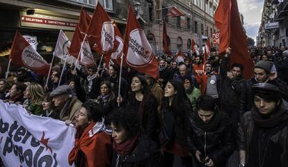 Cientos de seguidores de la coalición que reúne a formaciones comunistas se manifiestan en Palermo contra el fascismo, el pasado 24 de febrero.
