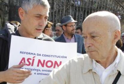 Los dirigentes de la UPG Bieito Lobeira y Francisco Rodríguez (en primer término) y detrás, con sombrero, el 'irmandiño' Martiño Noriega