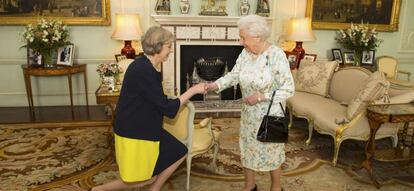 La reina Isabel II de Inglaterra recibe en Audiencia a Theresa May.