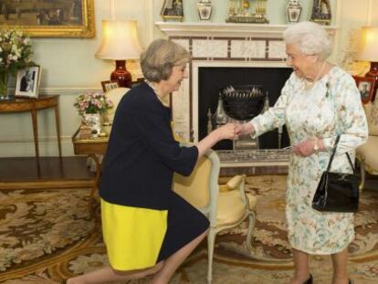 La reina Isabel II de Inglaterra recibe en Audiencia a Theresa May.