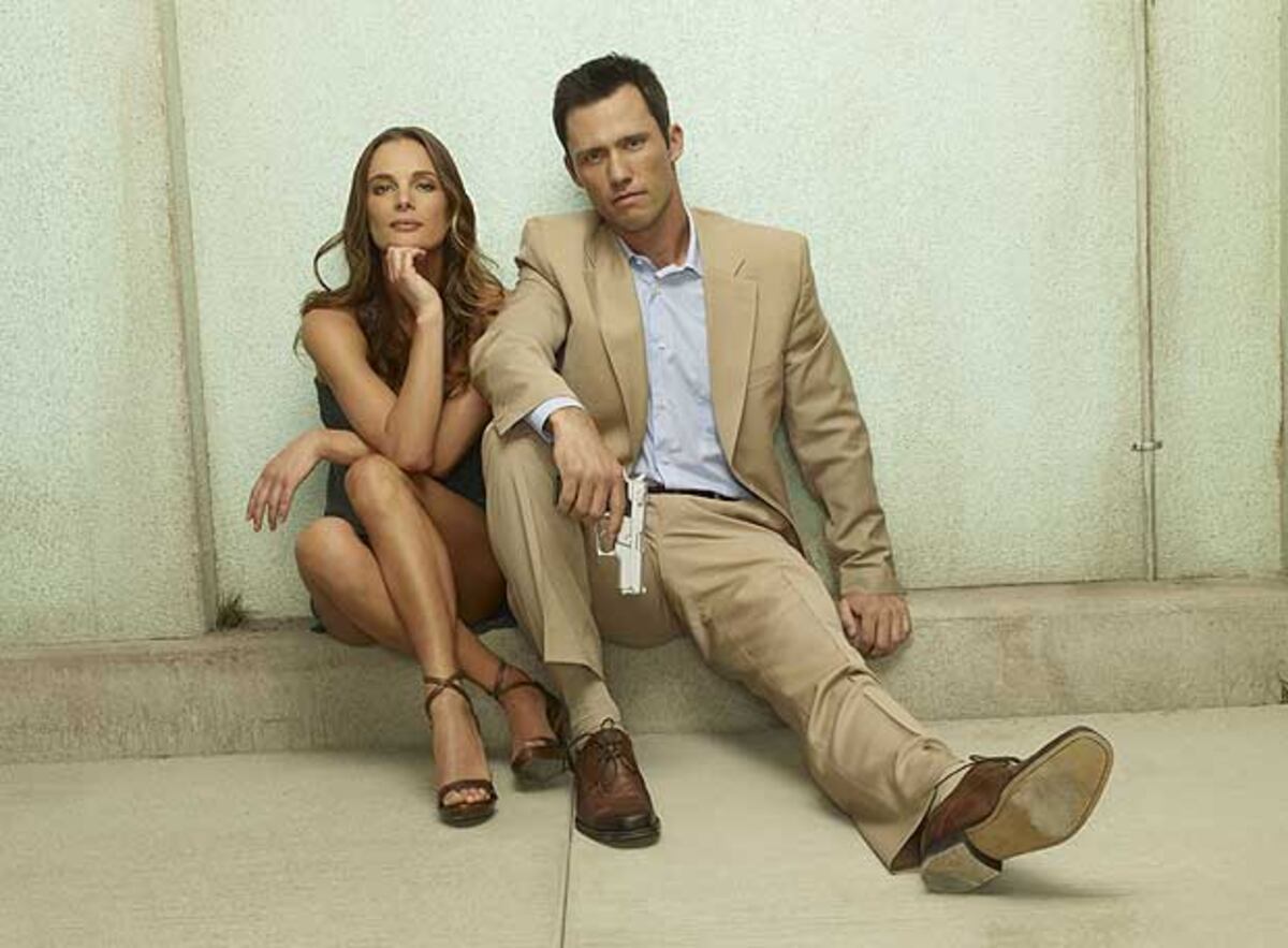 Gabrielle Anwar y Jeffrey Donovan, en una escena de 'Último aviso' |  Radiotv | EL PAÍS, image size:1200x883