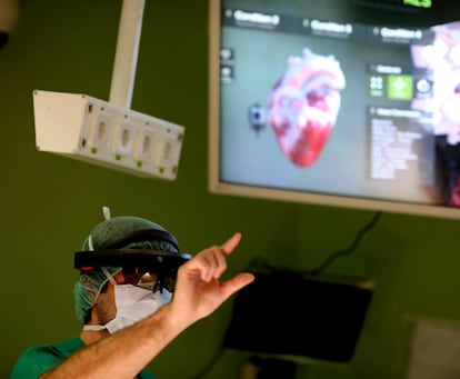 Un cirujano del hospital Gregorio Mara&ntilde;&oacute;n, con las nuevas gafas.