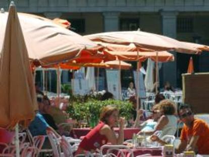 Un grupo de turistas disfruta de su tiempo libre en la madrileña plaza Mayor. EFE/Archivo